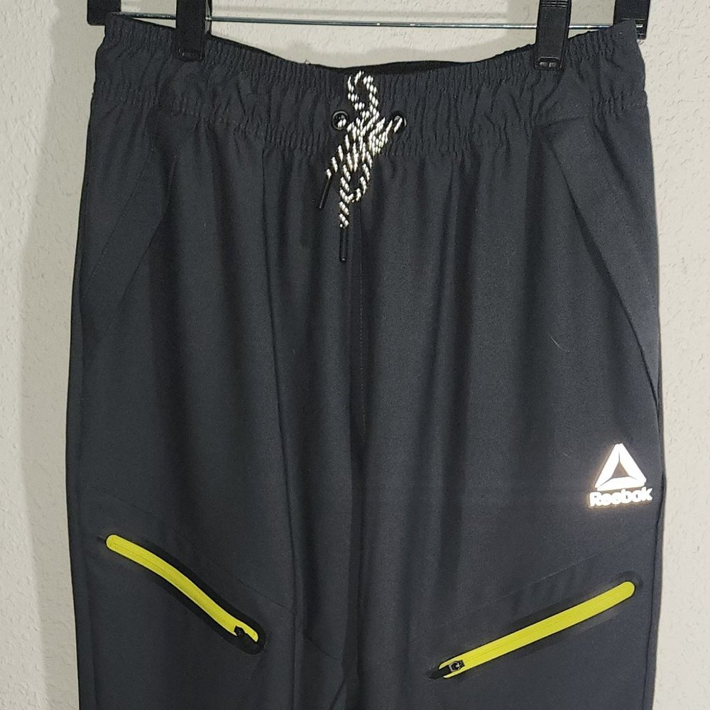 Reebok stylish Ladies' athletic pants, grey in size small 28-30" waist